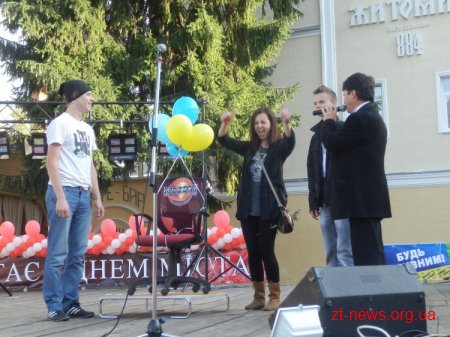 В Житомирі пройшли перші перегони на офісних стільцях ВІДЕО