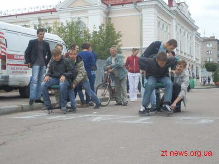 В Житомирі пройшли перші перегони на офісних стільцях ВІДЕО