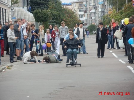 В Житомирі пройшли перші перегони на офісних стільцях ВІДЕО
