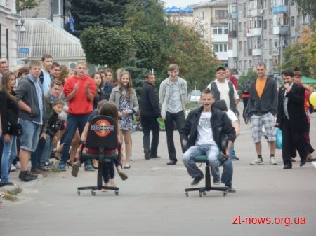 В Житомирі пройшли перші перегони на офісних стільцях ВІДЕО