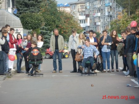 В Житомирі пройшли перші перегони на офісних стільцях ВІДЕО
