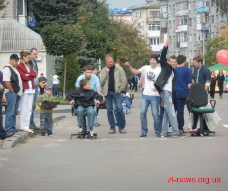 В Житомирі пройшли перші перегони на офісних стільцях ВІДЕО