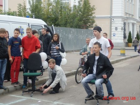 В Житомирі пройшли перші перегони на офісних стільцях ВІДЕО