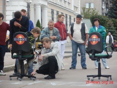 В Житомирі пройшли перші перегони на офісних стільцях ВІДЕО