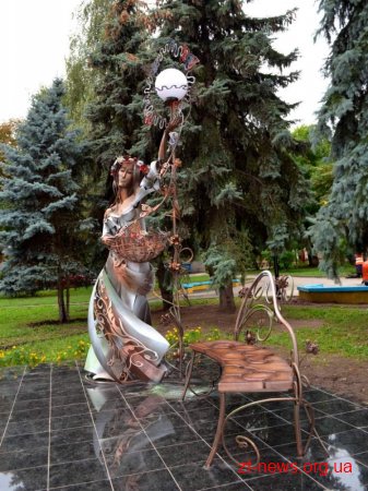 «Дівчина-весна» стала головною окрасою скверу по вул. Щорса