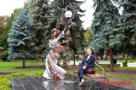 «Дівчина-весна» стала головною окрасою скверу по вул. Щорса