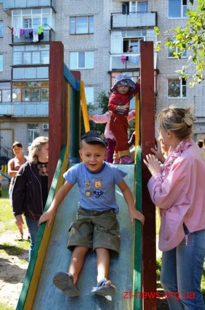 Новий дитячий майданчик та ремонт провулку отримали мешканці будинків по вул. Київській