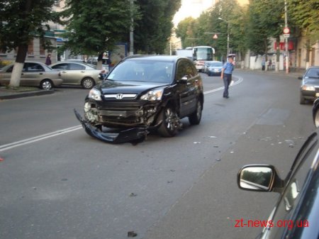 В центрі Житомира у аварію потрапили спортивний BMW та Honda