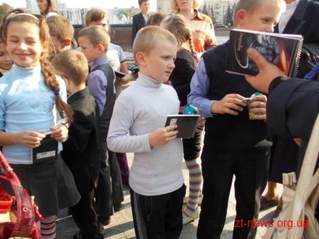 19 вересня в центрі Житомира, на майдані Соборному, маленькі житомиряни малювали осінь ВІДЕО