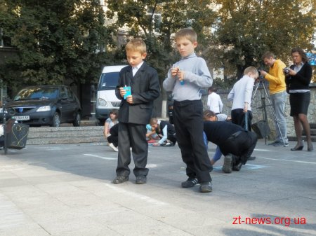 19 вересня в центрі Житомира, на майдані Соборному, маленькі житомиряни малювали осінь ВІДЕО