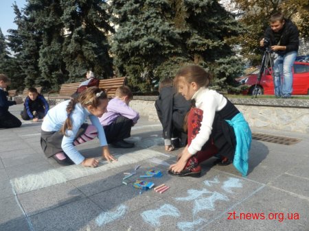 19 вересня в центрі Житомира, на майдані Соборному, маленькі житомиряни малювали осінь ВІДЕО