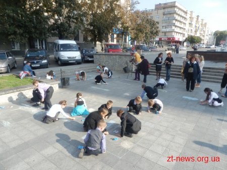 19 вересня в центрі Житомира, на майдані Соборному, маленькі житомиряни малювали осінь ВІДЕО