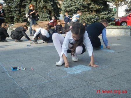 19 вересня в центрі Житомира, на майдані Соборному, маленькі житомиряни малювали осінь ВІДЕО
