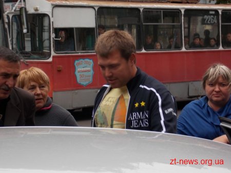 В центрі Житомира автомобіль без водія в`їхав в тролейбус