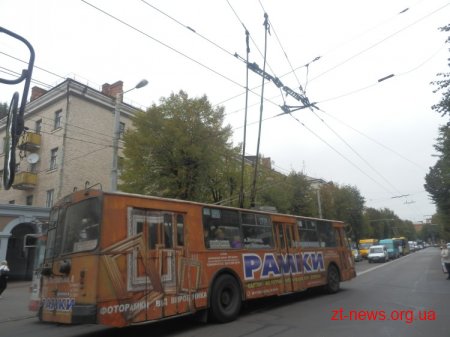 В центрі Житомира автомобіль без водія в`їхав в тролейбус