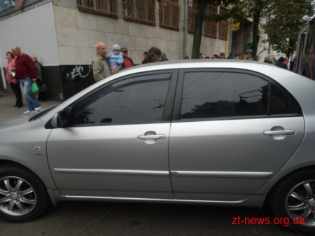 В центрі Житомира автомобіль без водія в`їхав в тролейбус
