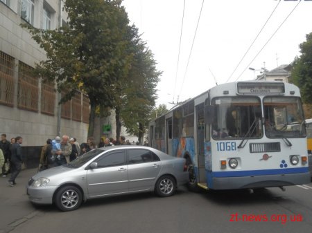 В центрі Житомира автомобіль без водія в`їхав в тролейбус