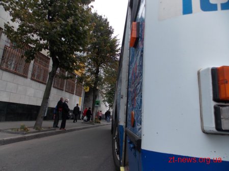 В центрі Житомира автомобіль без водія в`їхав в тролейбус