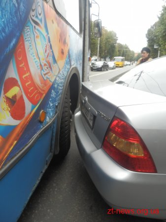 В центрі Житомира автомобіль без водія в`їхав в тролейбус