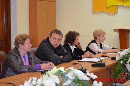 Активісти після зустрічі з мером Володимиром Дебоєм погодилися пропустити сміттєвози на полігон