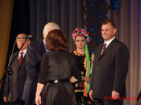 На честь ювілею області в драмтеатрі отримували поздоровлення, вручали нагороди...