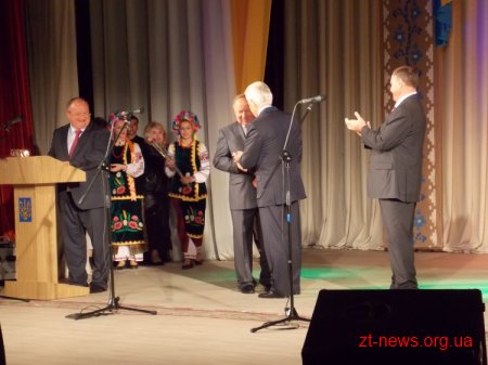 На честь ювілею області в драмтеатрі отримували поздоровлення, вручали нагороди...