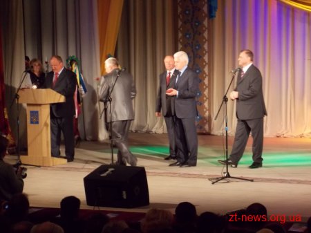 На честь ювілею області в драмтеатрі отримували поздоровлення, вручали нагороди...