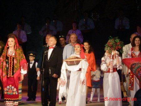 На честь ювілею області в драмтеатрі отримували поздоровлення, вручали нагороди...