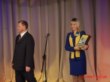 На честь ювілею області в драмтеатрі отримували поздоровлення, вручали нагороди...