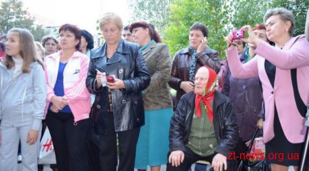 Мешканці будинку по вул. Народицькій 15 просять владу заасфальтувати прибудинкову територію