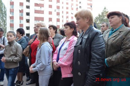 Мешканці будинку по вул. Народицькій 15 просять владу заасфальтувати прибудинкову територію