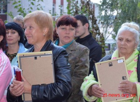 Мешканці будинку по вул. Народицькій 15 просять владу заасфальтувати прибудинкову територію
