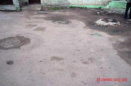 Мешканці будинку по вул. Народицькій 15 просять владу заасфальтувати прибудинкову територію
