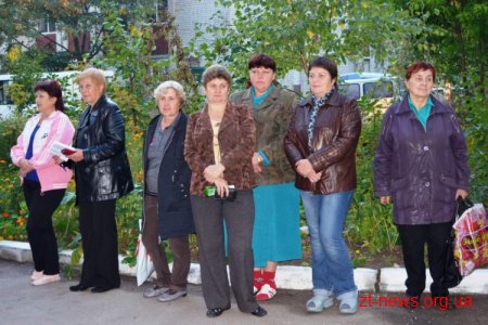 Мешканці будинку по вул. Народицькій 15 просять владу заасфальтувати прибудинкову територію