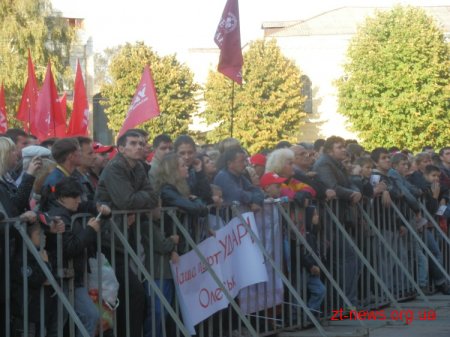 Кличко в Житомирі: представив кандидатів від удару, роздав автографи через паркан, відповів на запитання житомирян