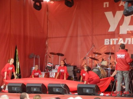 Кличко в Житомирі: представив кандидатів від удару, роздав автографи через паркан, відповів на запитання житомирян