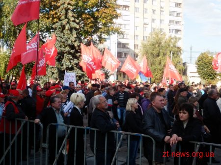 Кличко в Житомирі: представив кандидатів від удару, роздав автографи через паркан, відповів на запитання житомирян
