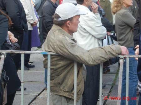Кличко в Житомирі: представив кандидатів від удару, роздав автографи через паркан, відповів на запитання житомирян