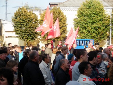 Кличко в Житомирі: представив кандидатів від удару, роздав автографи через паркан, відповів на запитання житомирян