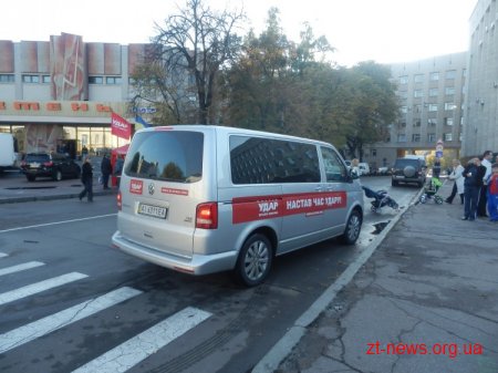 Кличко в Житомирі: представив кандидатів від удару, роздав автографи через паркан, відповів на запитання житомирян