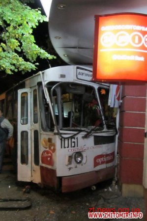 Пізно ввечері в центрі Житомира тролейбус з пасажирами в'їхав у банк