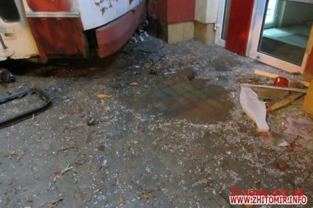 Пізно ввечері в центрі Житомира тролейбус з пасажирами в'їхав у банк