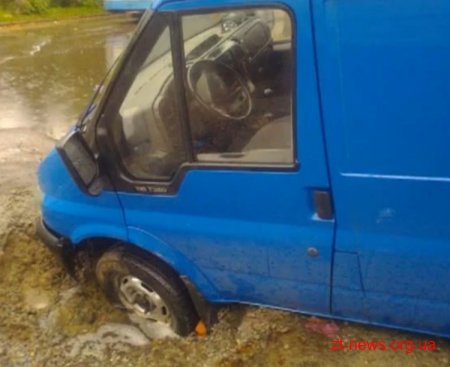 В Житомирі автомобіль провалився під асфальт