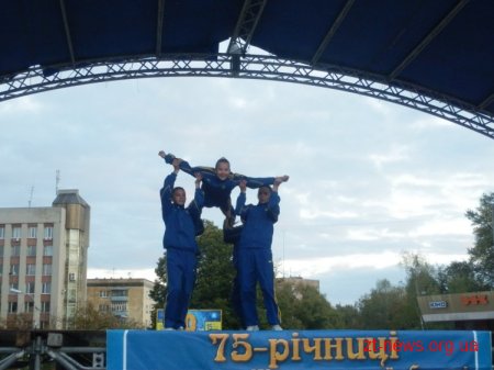 8 жовтня на майдані Корольова показували свої вміння з спортивної аеробіки спортивні школи "Авангард" та "Юність"