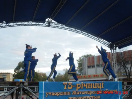 8 жовтня на майдані Корольова показували свої вміння з спортивної аеробіки спортивні школи "Авангард" та "Юність"