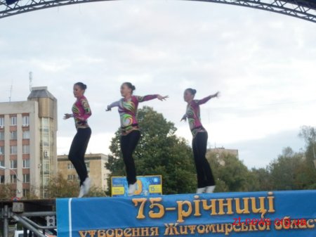8 жовтня на майдані Корольова показували свої вміння з спортивної аеробіки спортивні школи "Авангард" та "Юність"