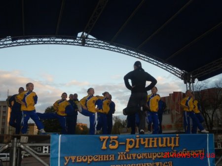 8 жовтня на майдані Корольова показували свої вміння з спортивної аеробіки спортивні школи "Авангард" та "Юність"