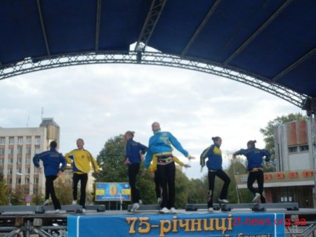 8 жовтня на майдані Корольова показували свої вміння з спортивної аеробіки спортивні школи "Авангард" та "Юність"