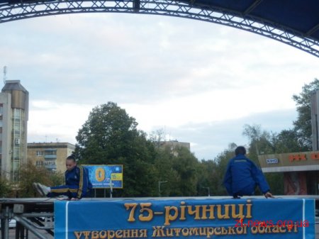 8 жовтня на майдані Корольова показували свої вміння з спортивної аеробіки спортивні школи "Авангард" та "Юність"