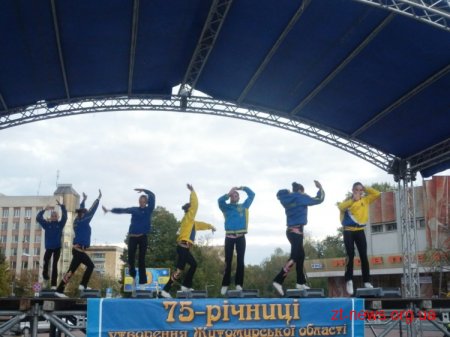 8 жовтня на майдані Корольова показували свої вміння з спортивної аеробіки спортивні школи "Авангард" та "Юність"